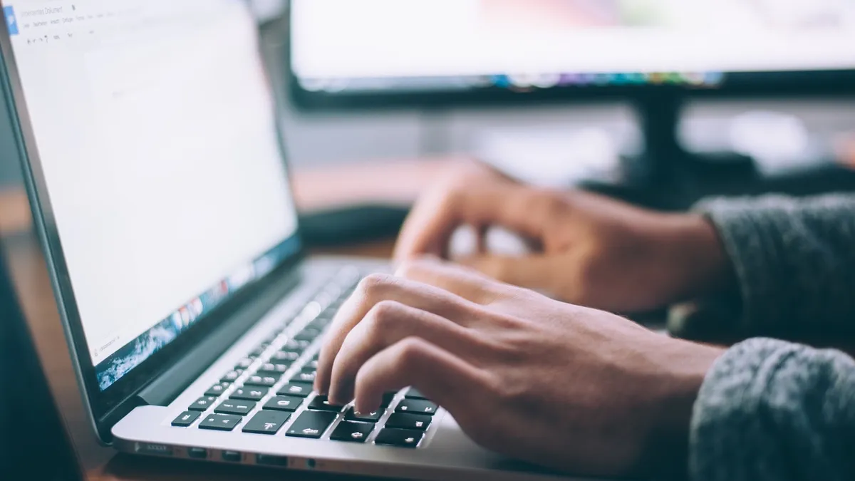 كيف تستخدم الذكاء الاصطناعي لفهم الوثائق بسرعة فائقة: تقنية "الملخص العكسي"