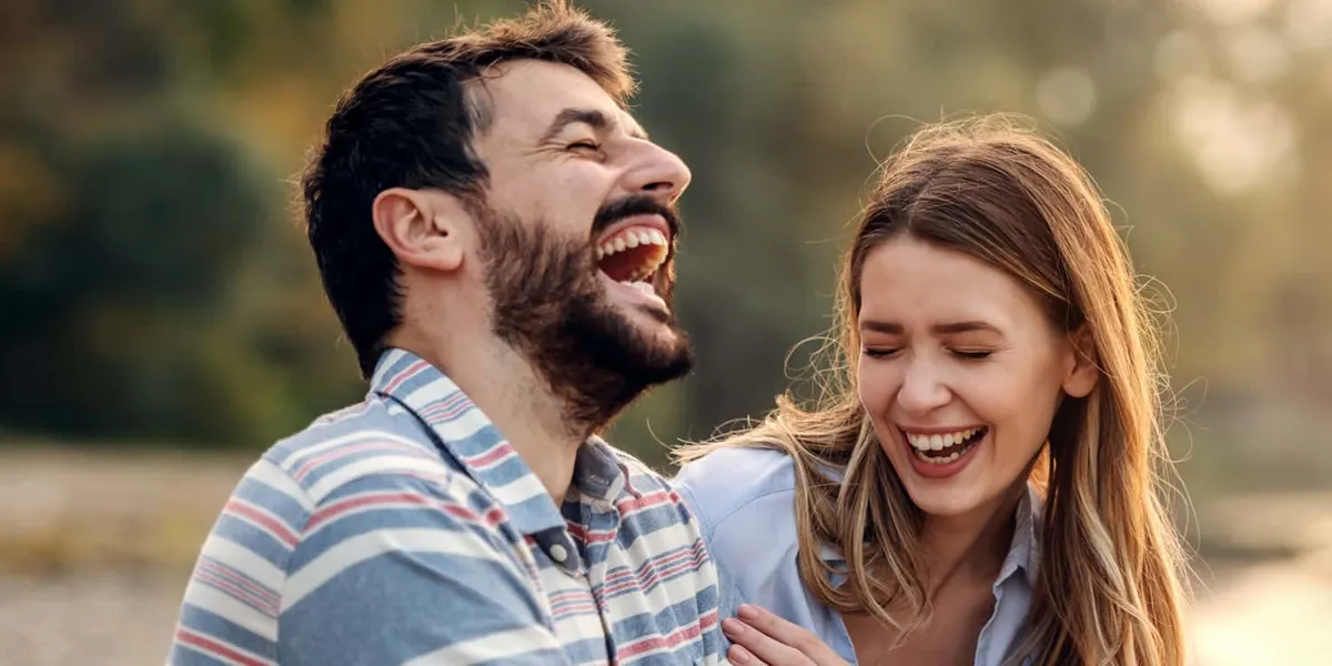 هل تؤثر صرامة المجتمع على حس الفكاهة؟ دراسة تكشف العلاقة