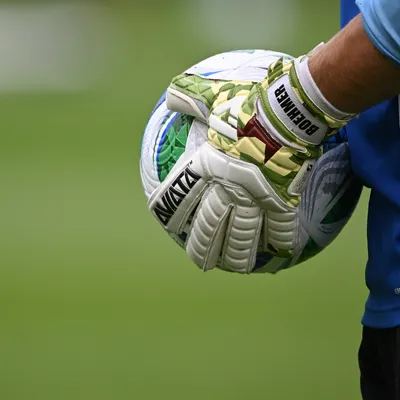 لاعب مانشستر يونايتد بنجامين سيسكو يناشد لدعم مرضى سرطان الدم