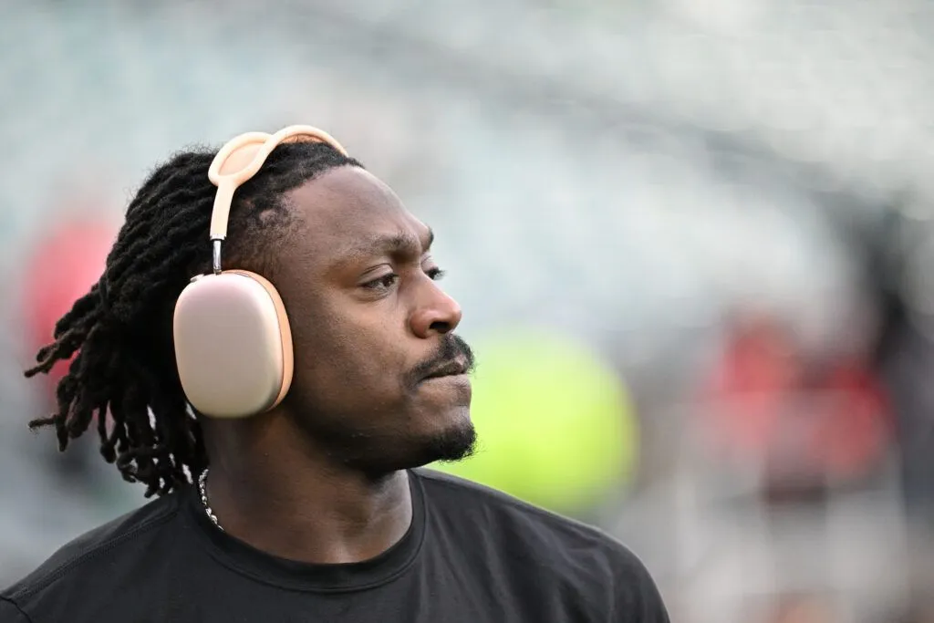 جدل واسع في عالم NFL: هل يستعد إيجلز لبيع نجمه أي. جاي براون؟