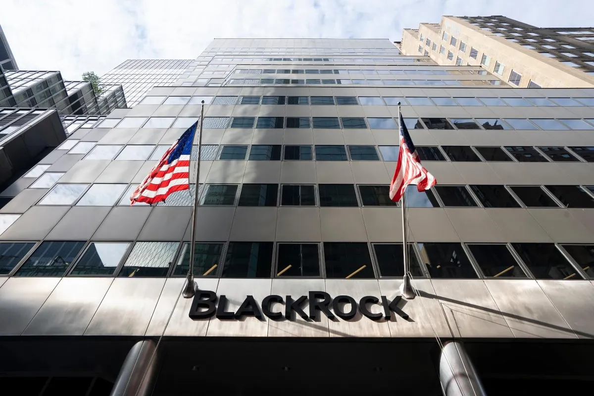 بلاك روك تضخ 350 مليون دولار في صناديق بيتكوين وإيثيريوم المتداولة: استثمار قياسي يثير اهتمام السوق