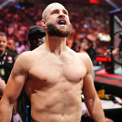 بروزاكـا وأولبرغ يتنافسان على لقب الوزن الثقيل الشاغر في UFC 327