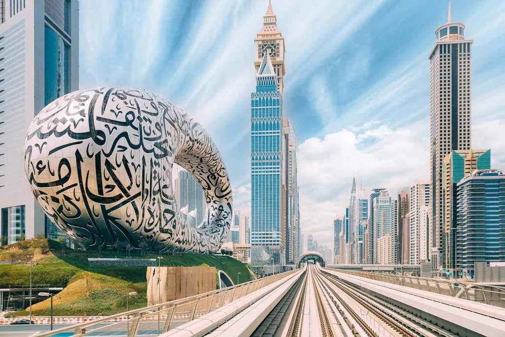 دبي توسع شبكة مترو الأنفاق بخط ذهبي جديد لربط المناطق الحيوية والمطار الجديد