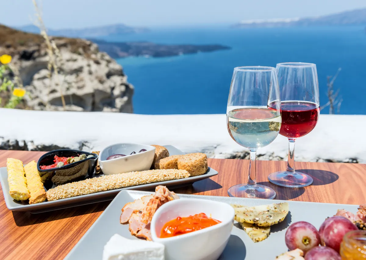 كيف تطيل العمر وتحافظ على عقلك: أسرار صحة سكان جزيرة إيكاريا اليونانية