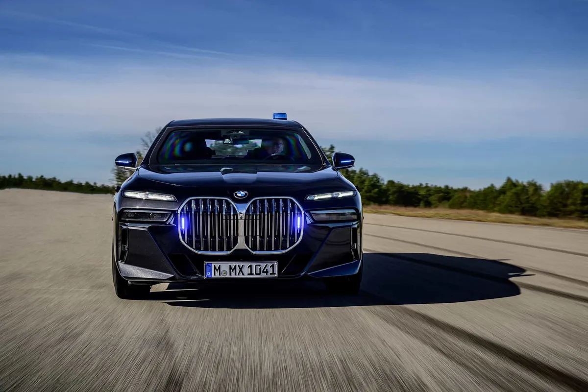 تغطية خاصة: تعرف على سيارات الملك تشارلز الثالث المدرعة من BMW