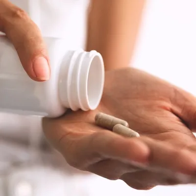 بررسی علمی مکمل‌های رایج دوران یائسگی: مگنزیوم، شیرین بیان، کراتین و کلاژن