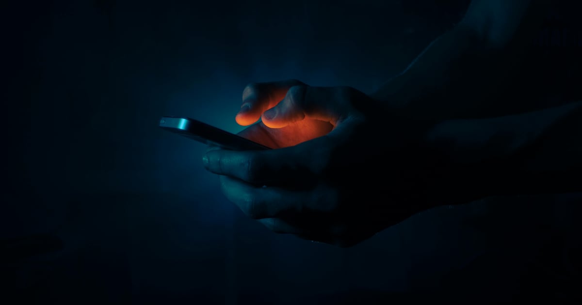 رجل يتعرض للابتزاز بعد إرسال صور شخصية عبر تطبيق تواصل اجتماعي