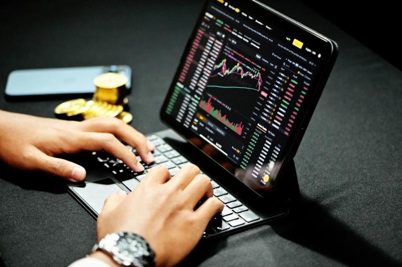 بیت کوین به زیر ۷۵ هزار دلار سقوط کرد؛ افزایش شدید قیمت نفت در پی تنش‌های ایران و آمریکا