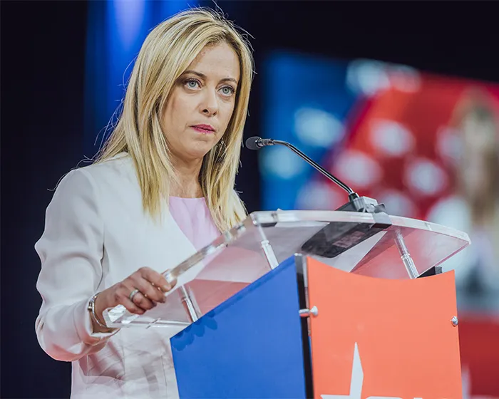 رئيسة وزراء إيطاليا تفضح انتشار صورها المفبركة بالذكاء الاصطناعي وتحذر من مخاطره