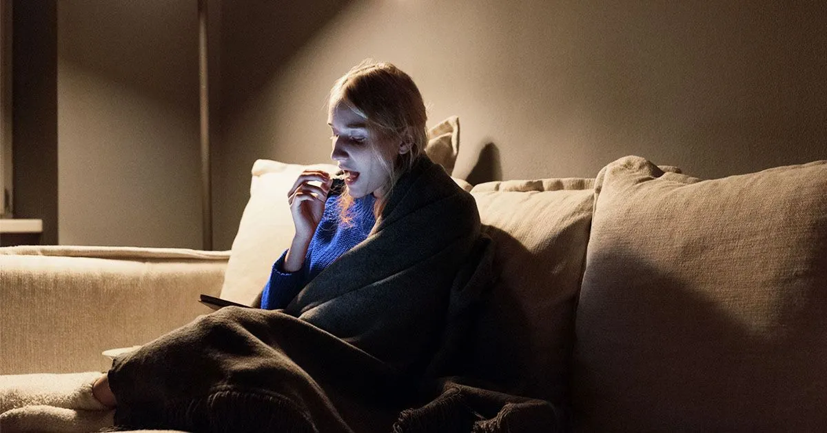 التوتر والأكل المتأخر ليلاً: مزيج قاتل لصحة أمعائك وميكروبيومها