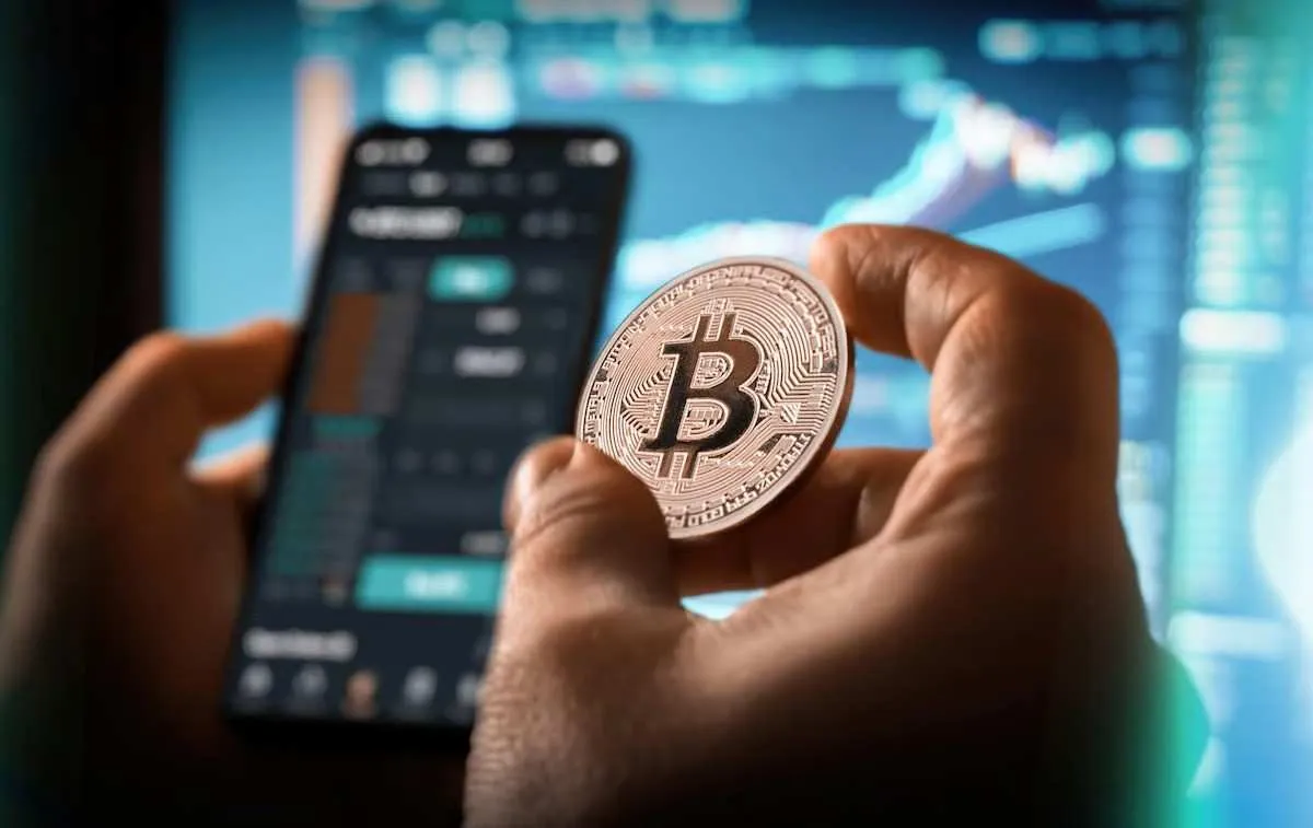 انهيار سوق العملات المشفرة: خسارة 100 مليار دولار وسط توترات جيوسياسية