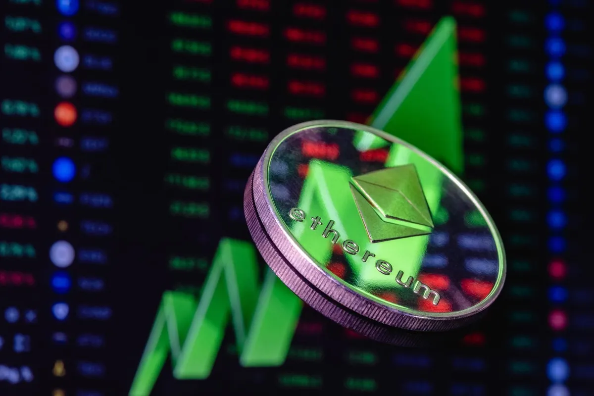 مقارنة استثمارية: هل يحقق XRP أم Ethereum عائدًا أكبر على 5000 دولار بحلول عام 2028؟