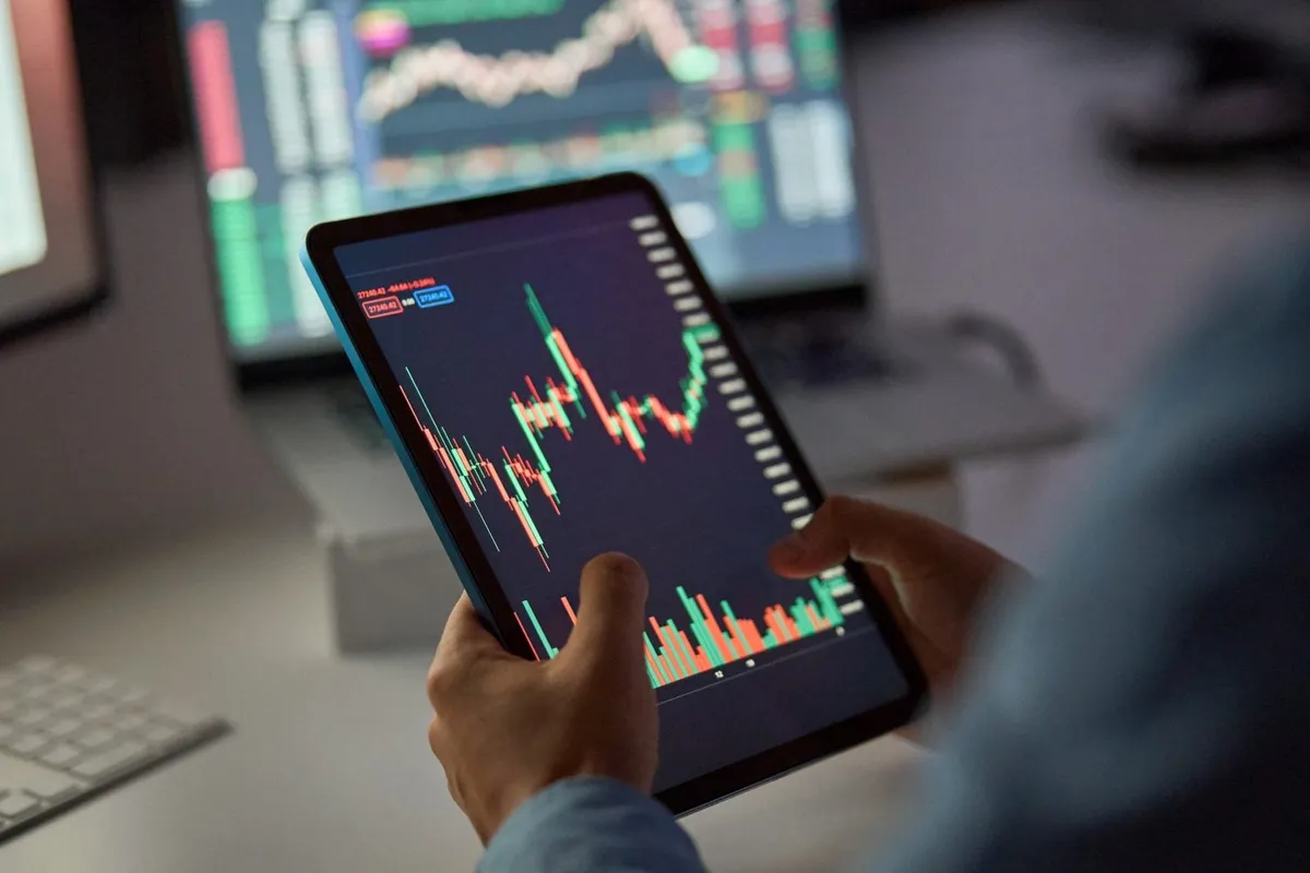 مقارنة استثمارية: هل يحقق XRP أم Ethereum عائدًا أكبر على 5000 دولار بحلول عام 2028؟