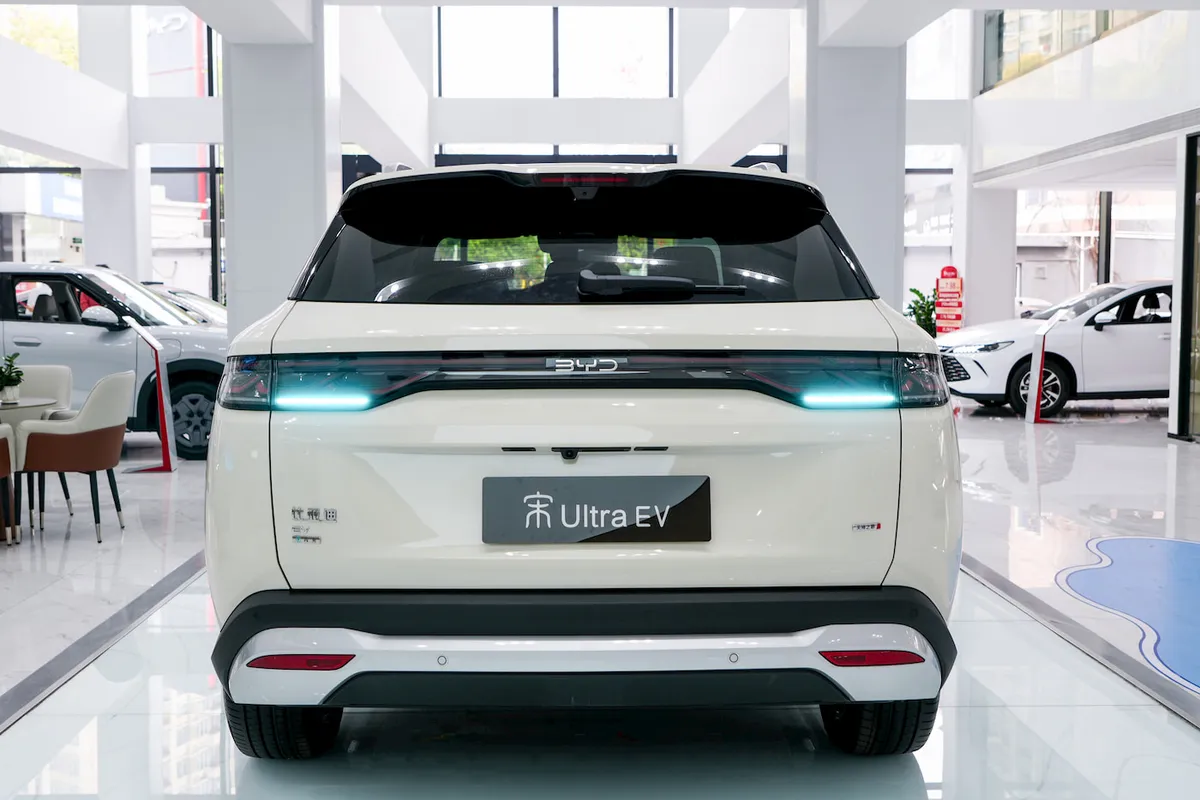 BYD Song Ultra EV: اختبار شحن فائق السرعة ورحلة عبر الصين