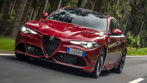 بي إم دبليو M3 CS: كل ما تحتاج لمعرفته عن وحش الطريق الجديد