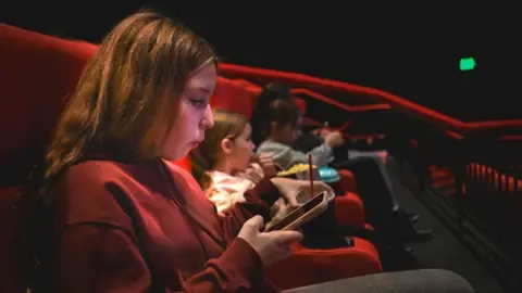 سينما "غاليري" تفرض قيوداً على الفئة العمرية أقل من 16 عاماً بعد سلوكيات سلبية