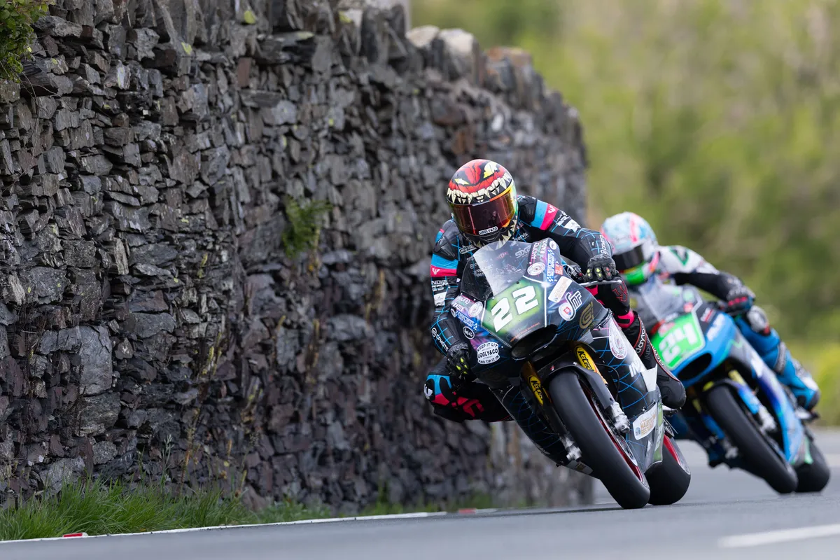 وفاة دراج بريطاني بحادث مأساوي خلال تصفيات سباق Isle of Man TT