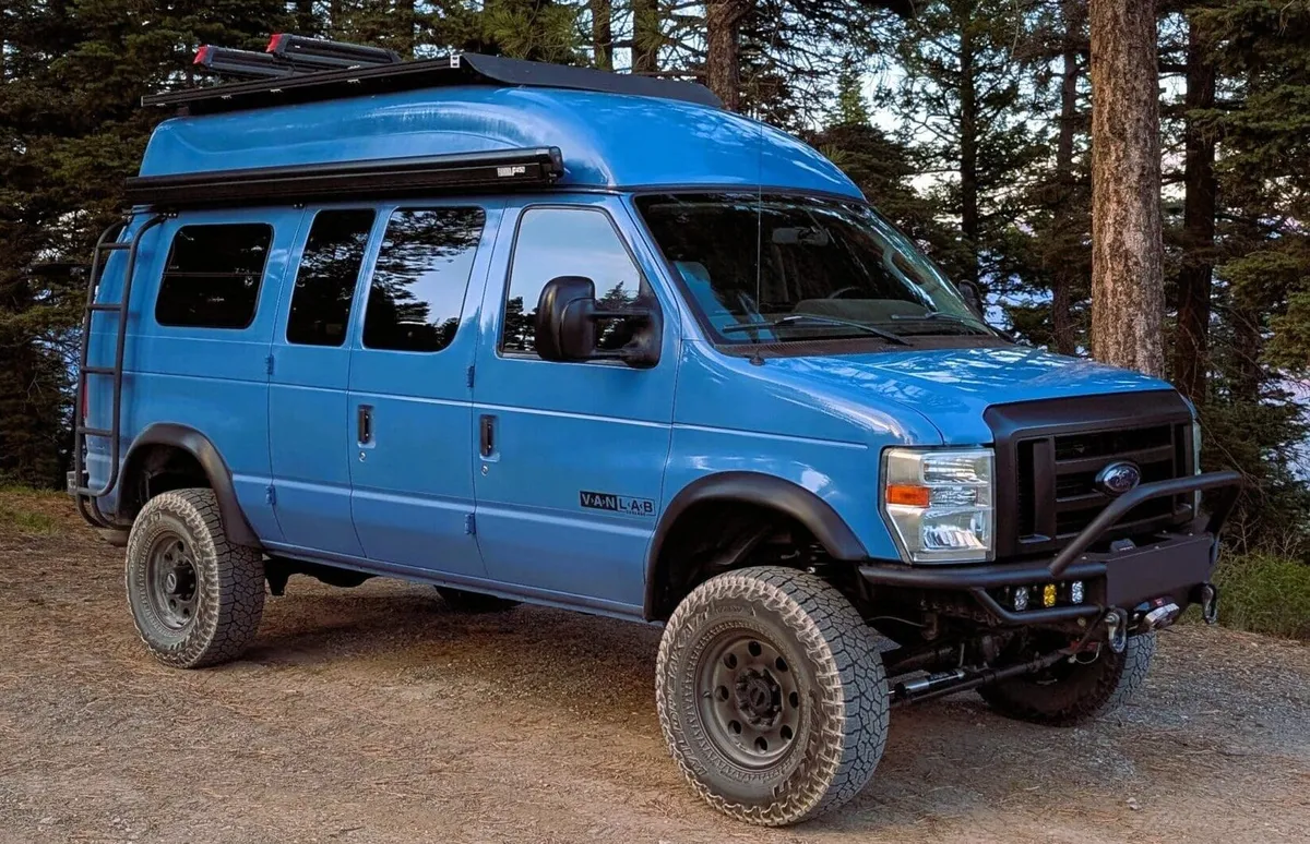 فورد E-350 كويجلي 4x4 موديل 2011: أيقونة رحلات المغامرة المجهزة بالكامل