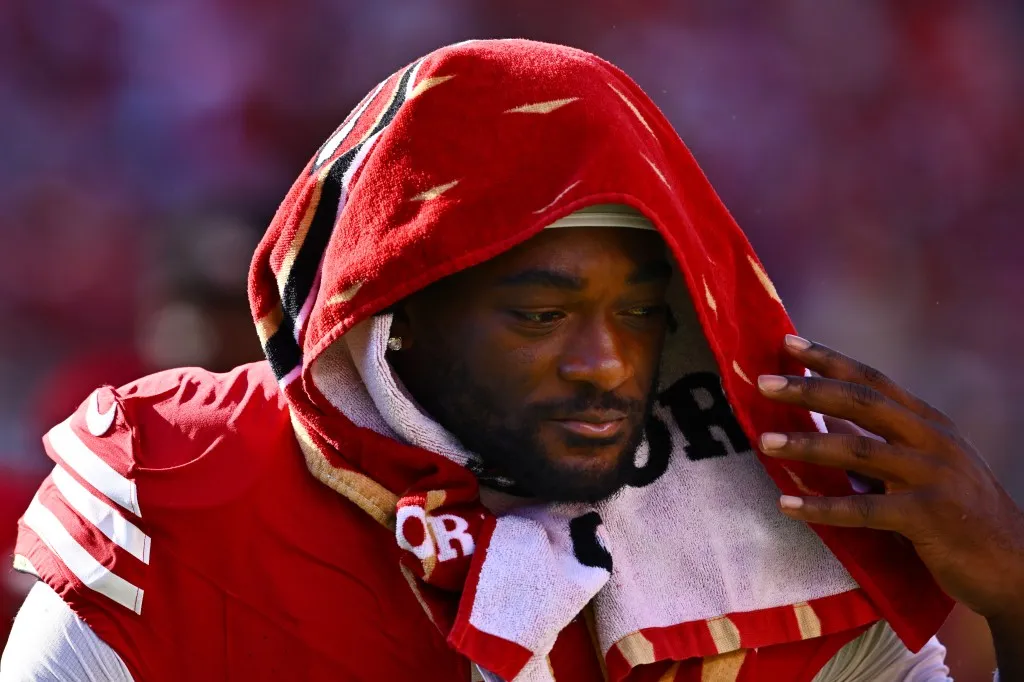 أزمة براندون آييوك مع سان فرانسيسكو 49ers: تغريدات غامضة وتكهنات حول المستقبل