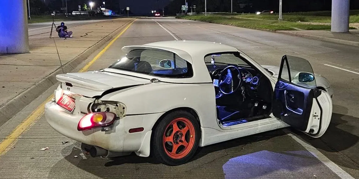 سائق شاحنة يدمّر مركبته بعد مطاردة مع مازدا MX-5 في تيرتل كريك