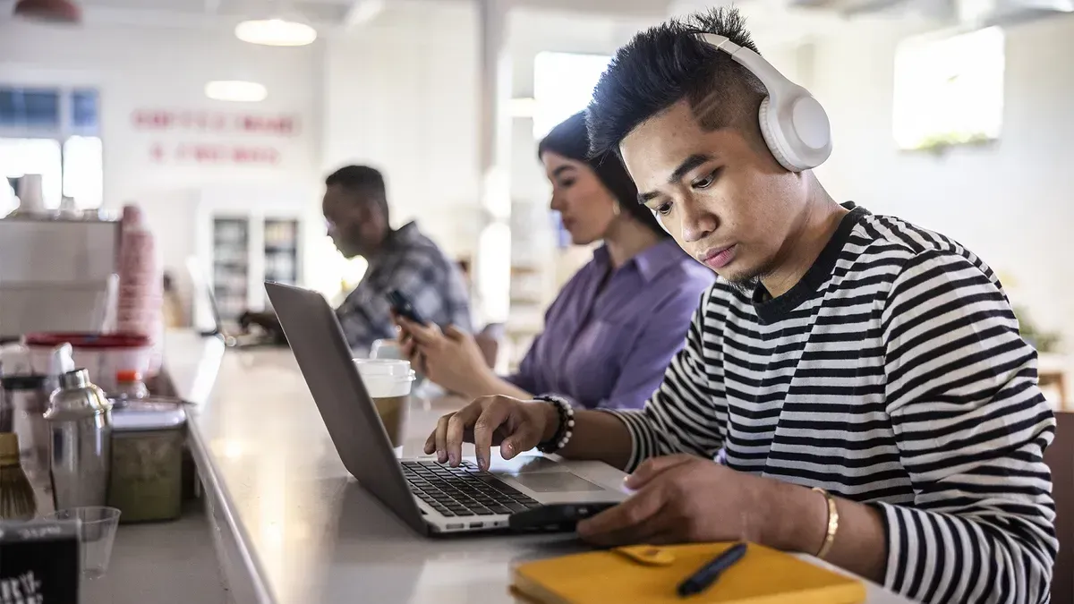 الذكاء الاصطناعي ومستقبلك المهني: 7 مطالبات أساسية لتعزيز قدراتك