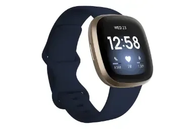 مقارنة Fitbit Versa 3 {request()->input('language_config')['common']['with']} ساعة زد تي إي Axon