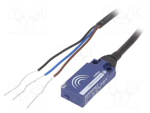مقارنة Schneider Electric XS7F1A1PAL2 مستشعر تقارب استقرائي 24VDC PNP M12 مع حساس اقتراب سعوي شنايدر إليكتريك XS8E1A1PAL10، أسطواني M8، مسافة استشعار 4 مم، خرج PNP، 10-30 VDC