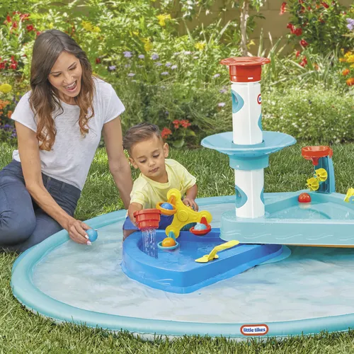 مقارنة طاولة مياه 3 في 1 للرش والنمو Little Tikes مع طاولة لعب حديقة مائية Spiralin' Seas من Little Tikes