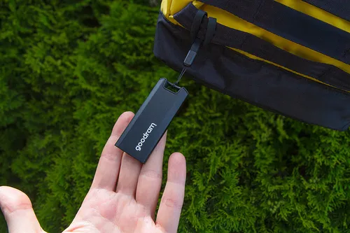 مقارنة Goodram SSDR-GMRE-01T-K0 external solid state drive {request()->input('language_config')['common']['with']} iStorage Kanguru Defender SSD 35